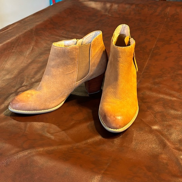 Light brown booties - Picture 1 of 3